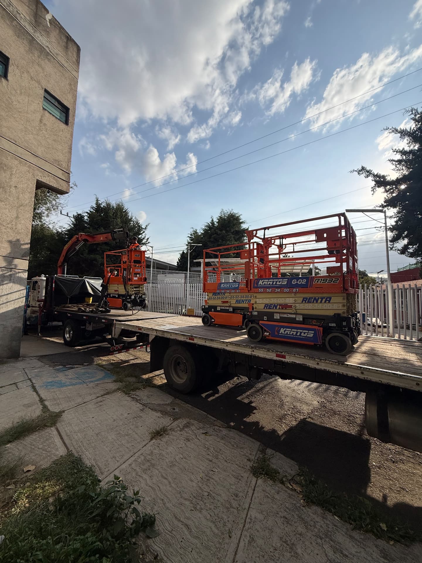 Plataforma de tijera JLG R1932 de la flota KRATOS