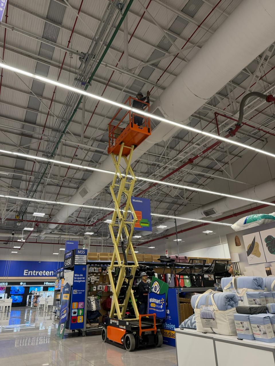Plataforma de tijera KRATOS trabajando dentro de una nave comercial